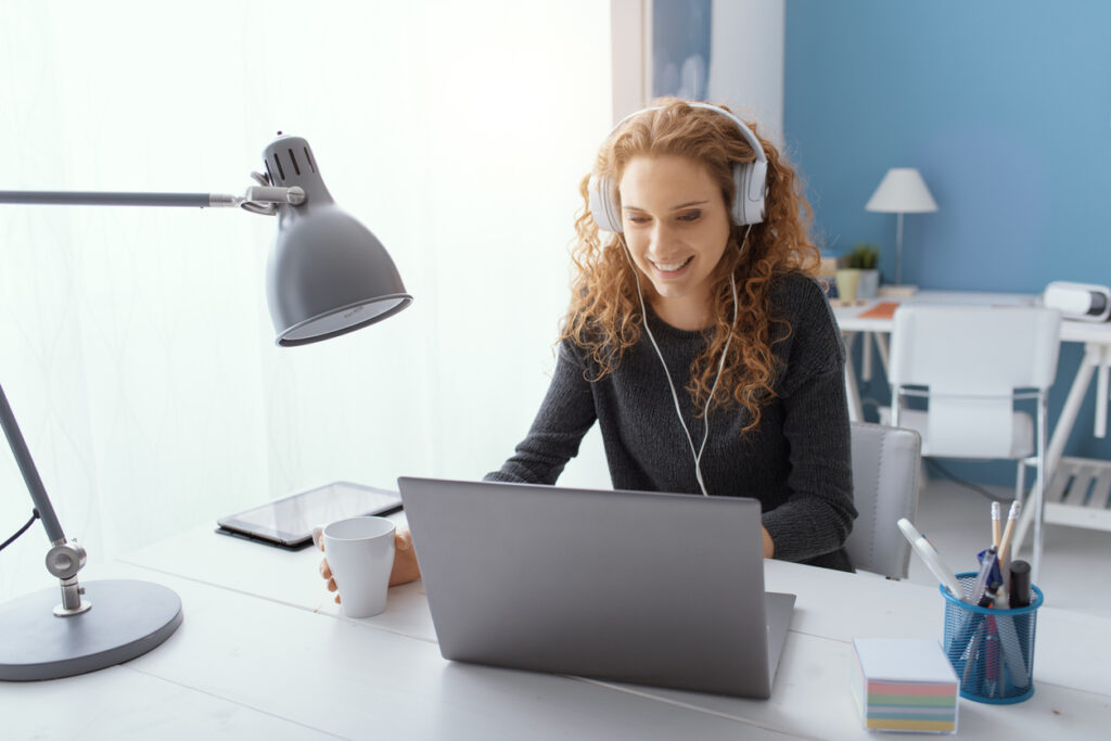 A student watching an effective marketing video online.